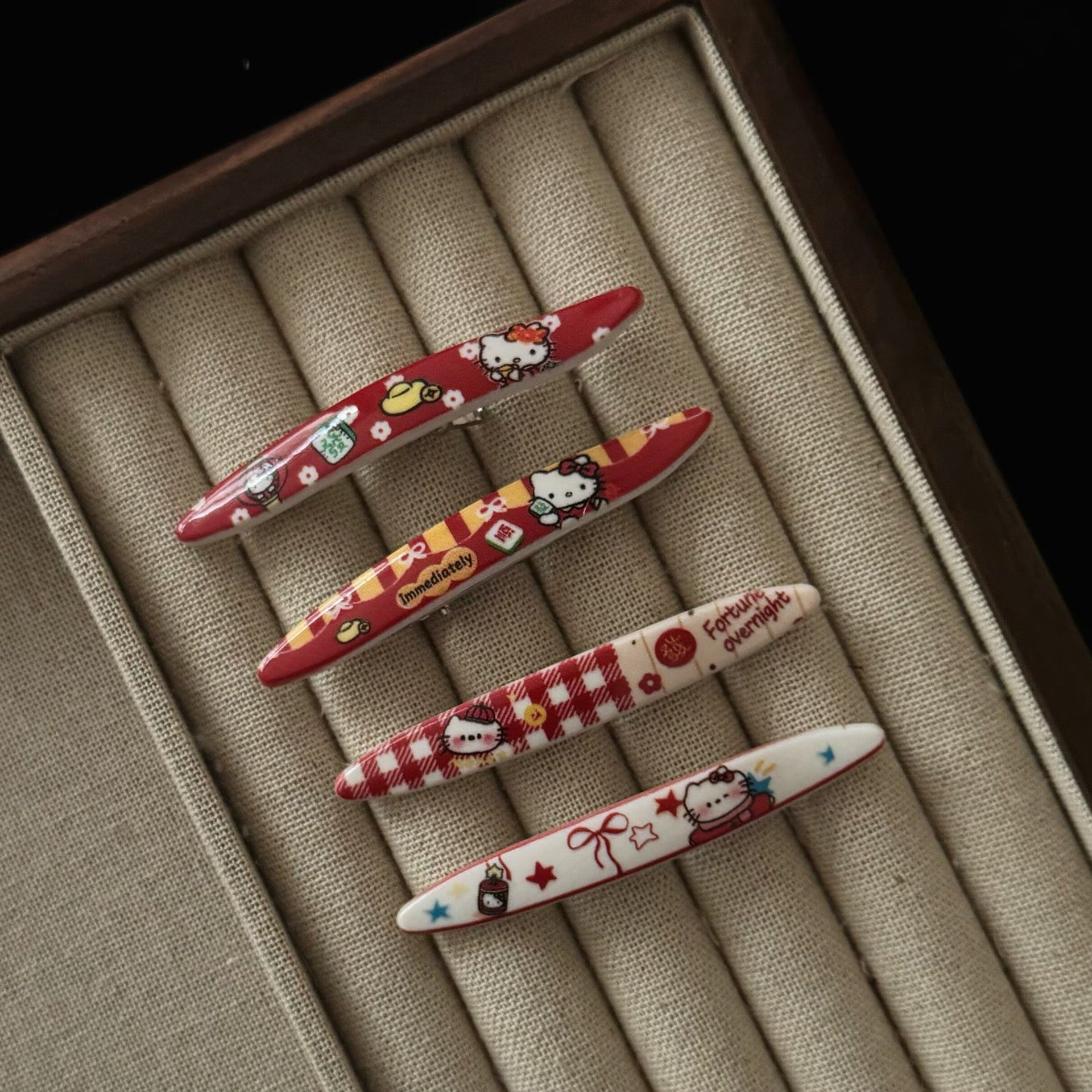紅色貓咪橢圓髮夾－黃色格子髮夾款實拍｜https://igowo.tw/