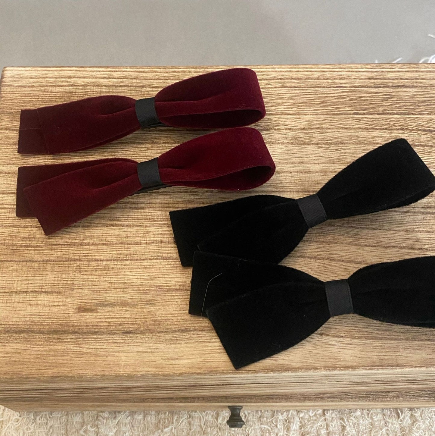紅色絨面蝴蝶結髮夾－酒紅（單個）款實拍｜https://igowo.tw/