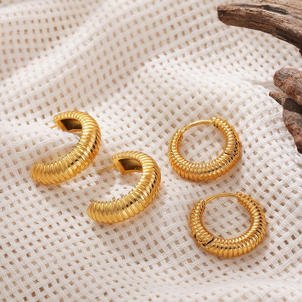 金色格紋素圈耳環－_2螺紋耳釘款實拍｜https://igowo.tw/