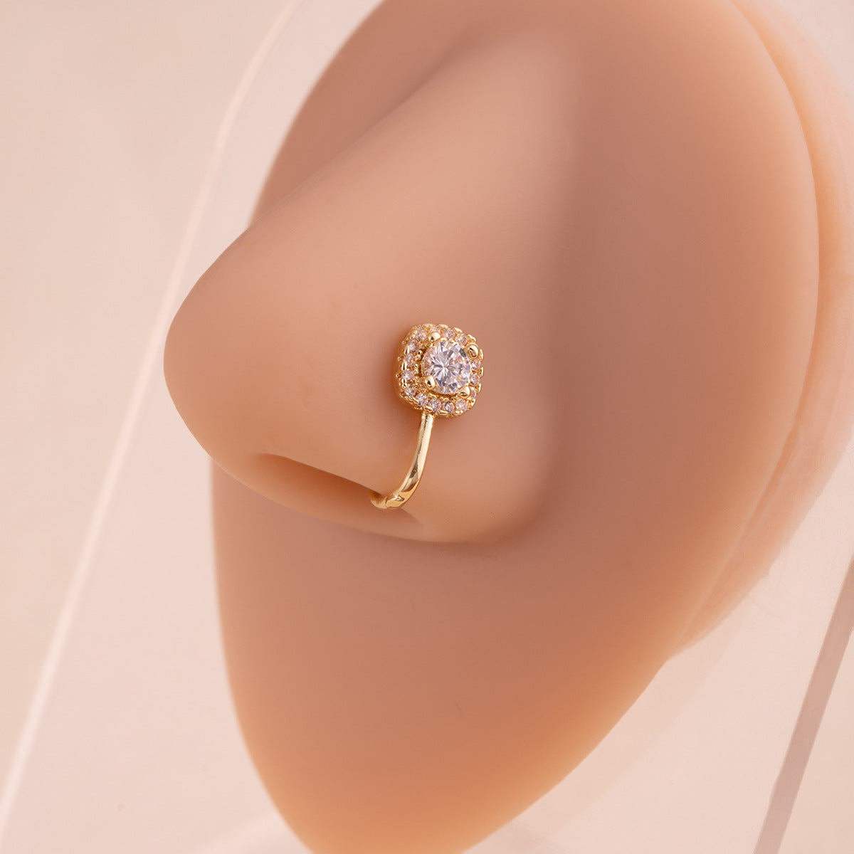 金色愛心U形鑲鑽飾品－/方形款細節｜https://igowo.tw/