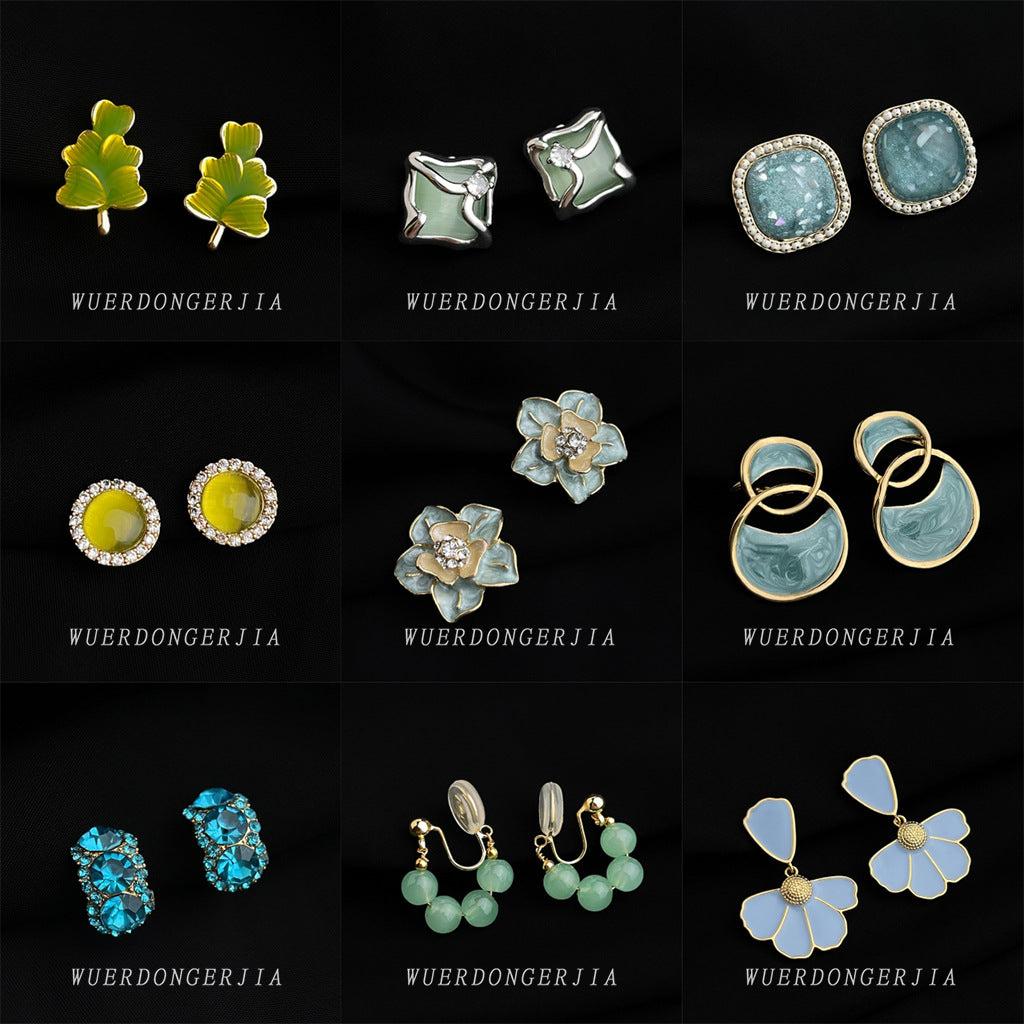 金色琺瑯花朵耳夾－商品主圖｜https://igowo.tw/
