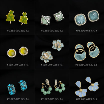 金色琺瑯花朵耳夾－商品主圖｜https://igowo.tw/