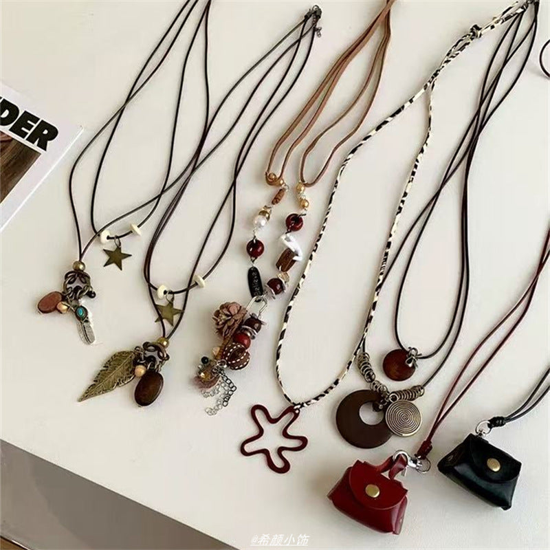 皮革墜飾簡約項鍊－細節特寫1｜https://igowo.tw/