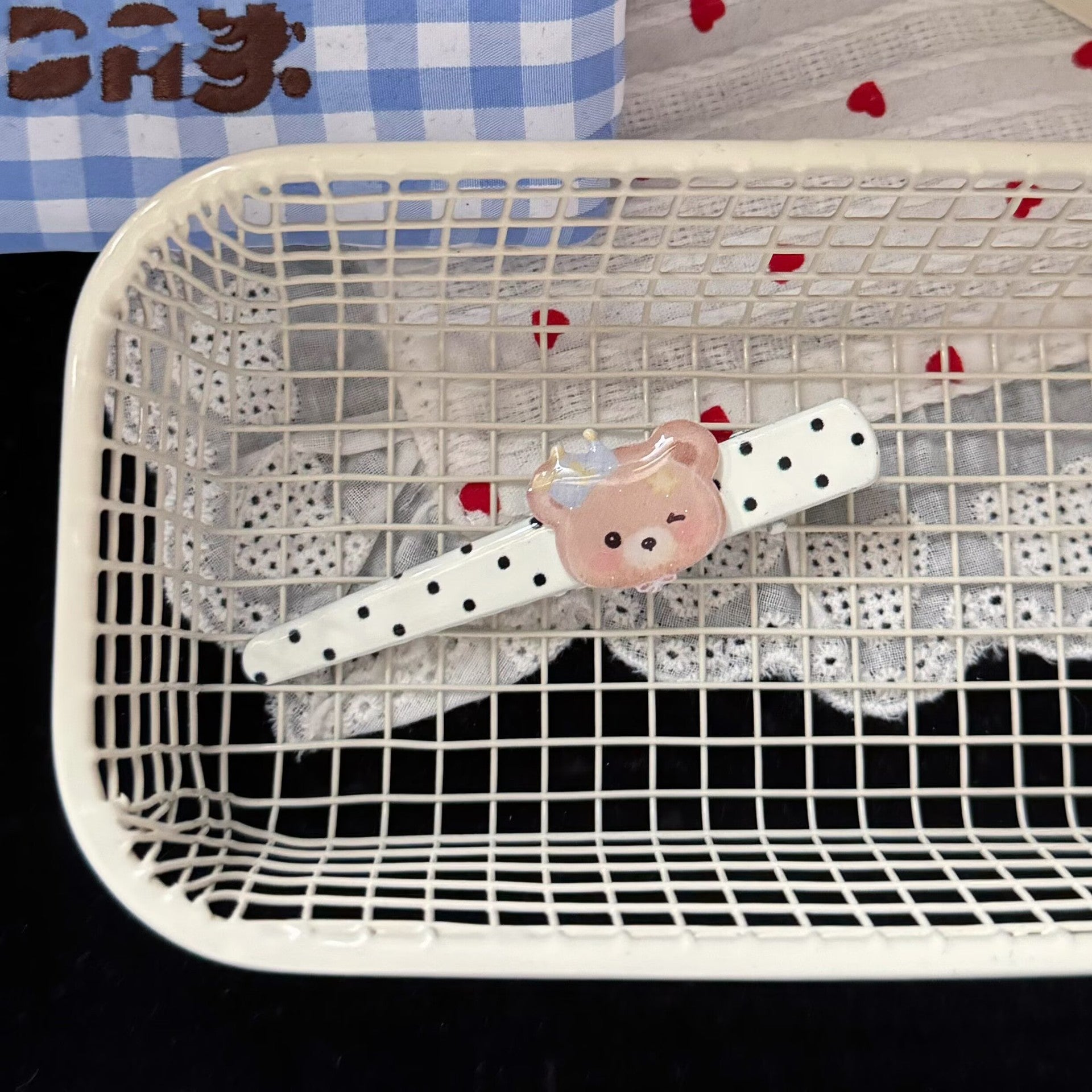 琺瑯小熊波點髮夾－綠色領結長條髮夾款細節2｜https://igowo.tw/