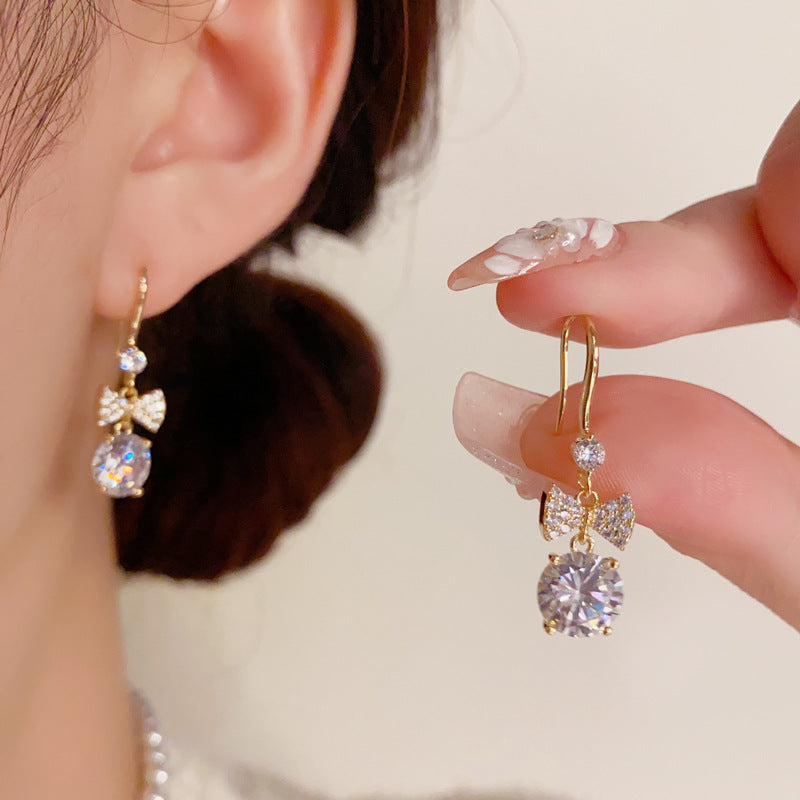 鋯石蝴蝶結流蘇耳墜－商品主圖｜https://igowo.tw/