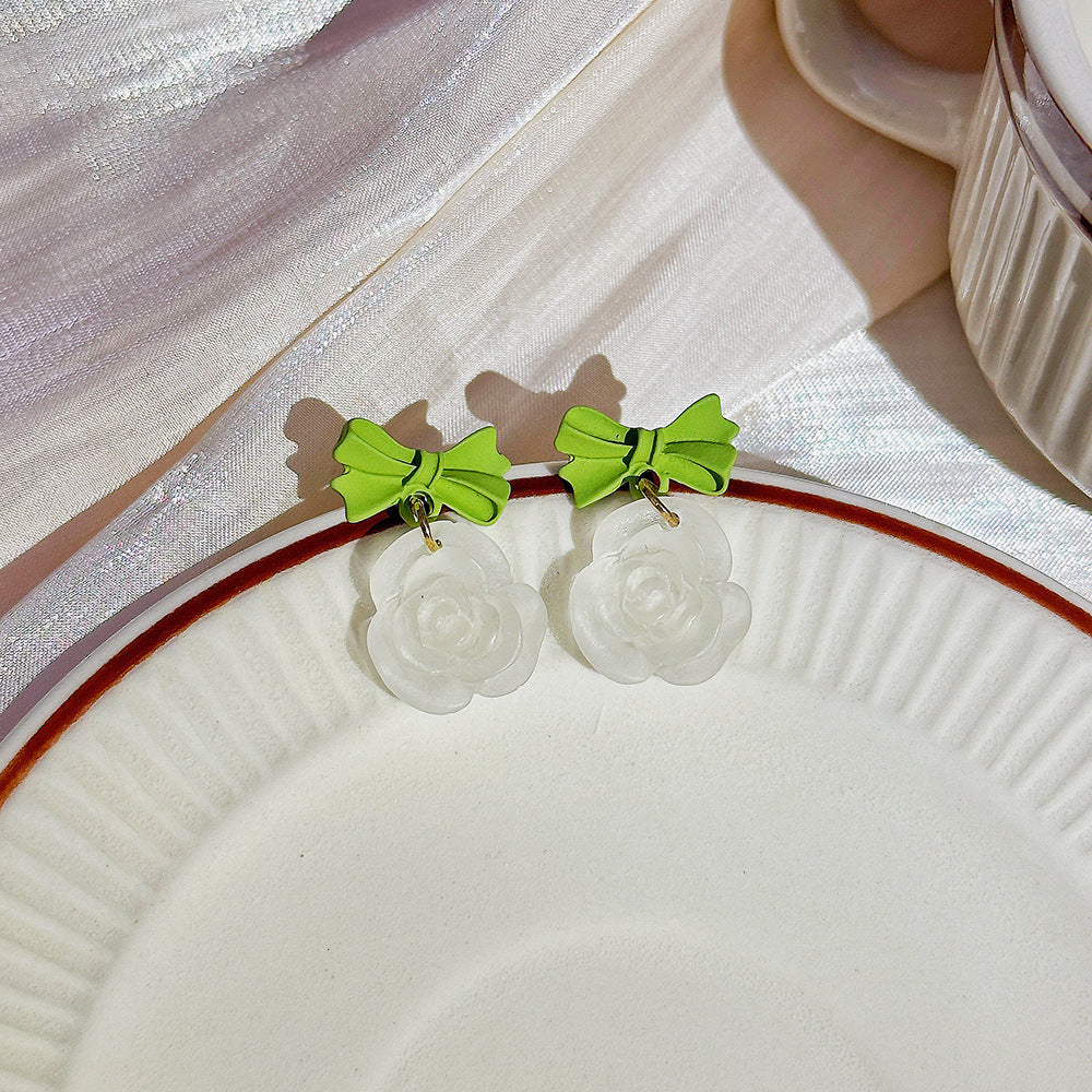 琺瑯珍珠花朵簡約耳釘－細節特寫101｜https://igowo.tw/
