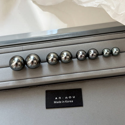 S925灰色珍珠耳釘－細節特寫1｜https://igowo.tw/
