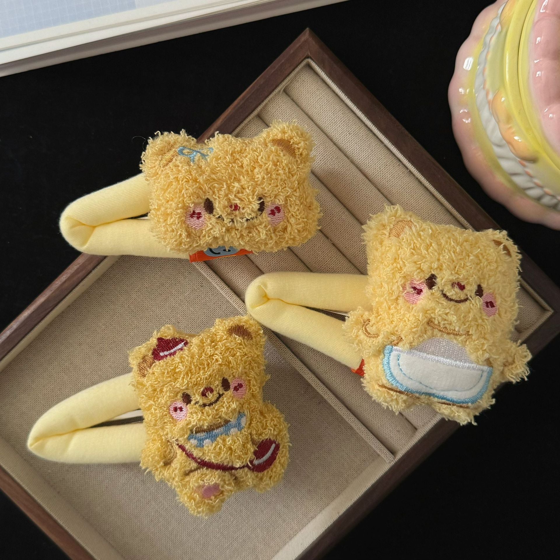 黃色絨面小熊髮夾－商品主圖｜https://igowo.tw/