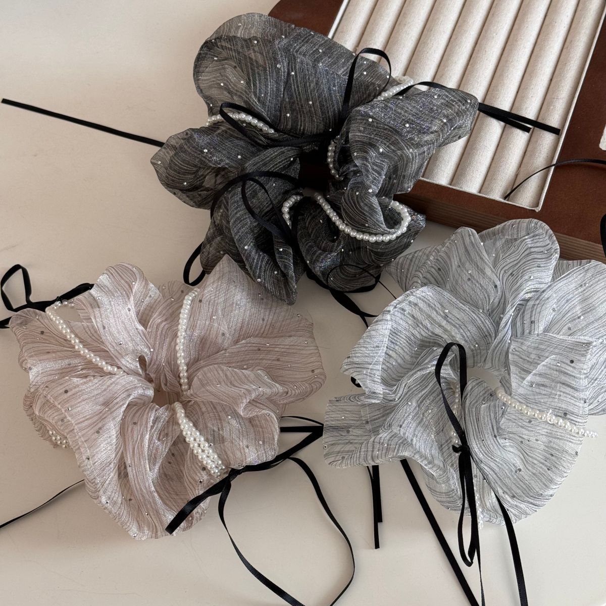珍珠蝴蝶結纏繞髮圈－細節特寫1｜https://igowo.tw/