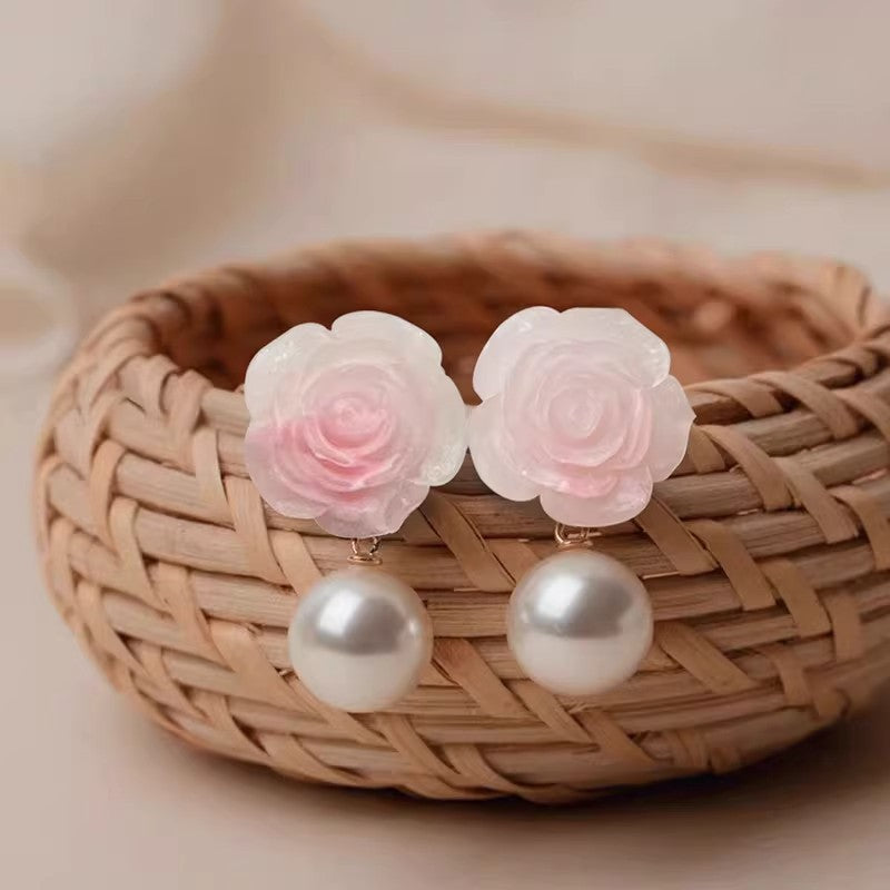 珍珠銀針山茶花耳環－商品主圖｜https://igowo.tw/