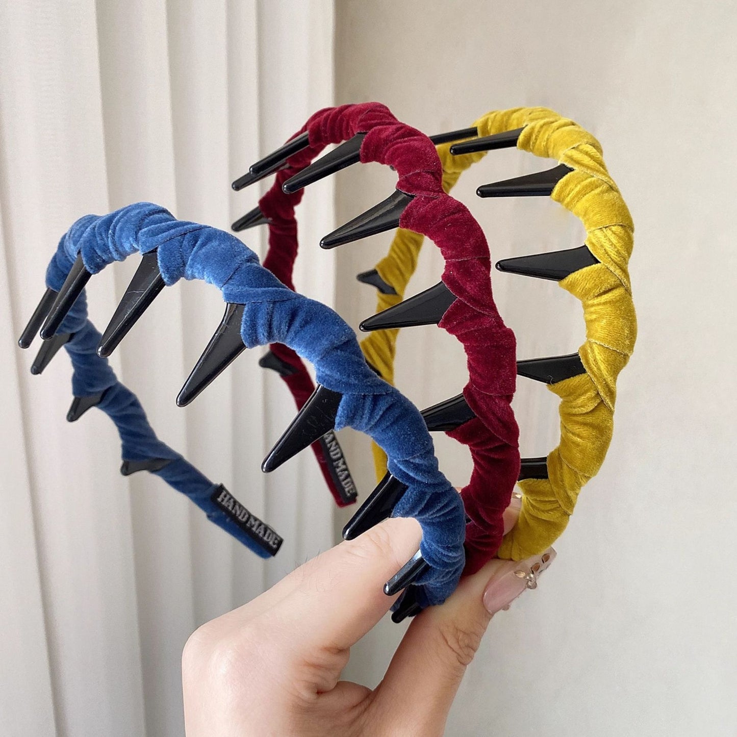 絨面波浪纏繞髮箍－紅色款細節｜https://igowo.tw/