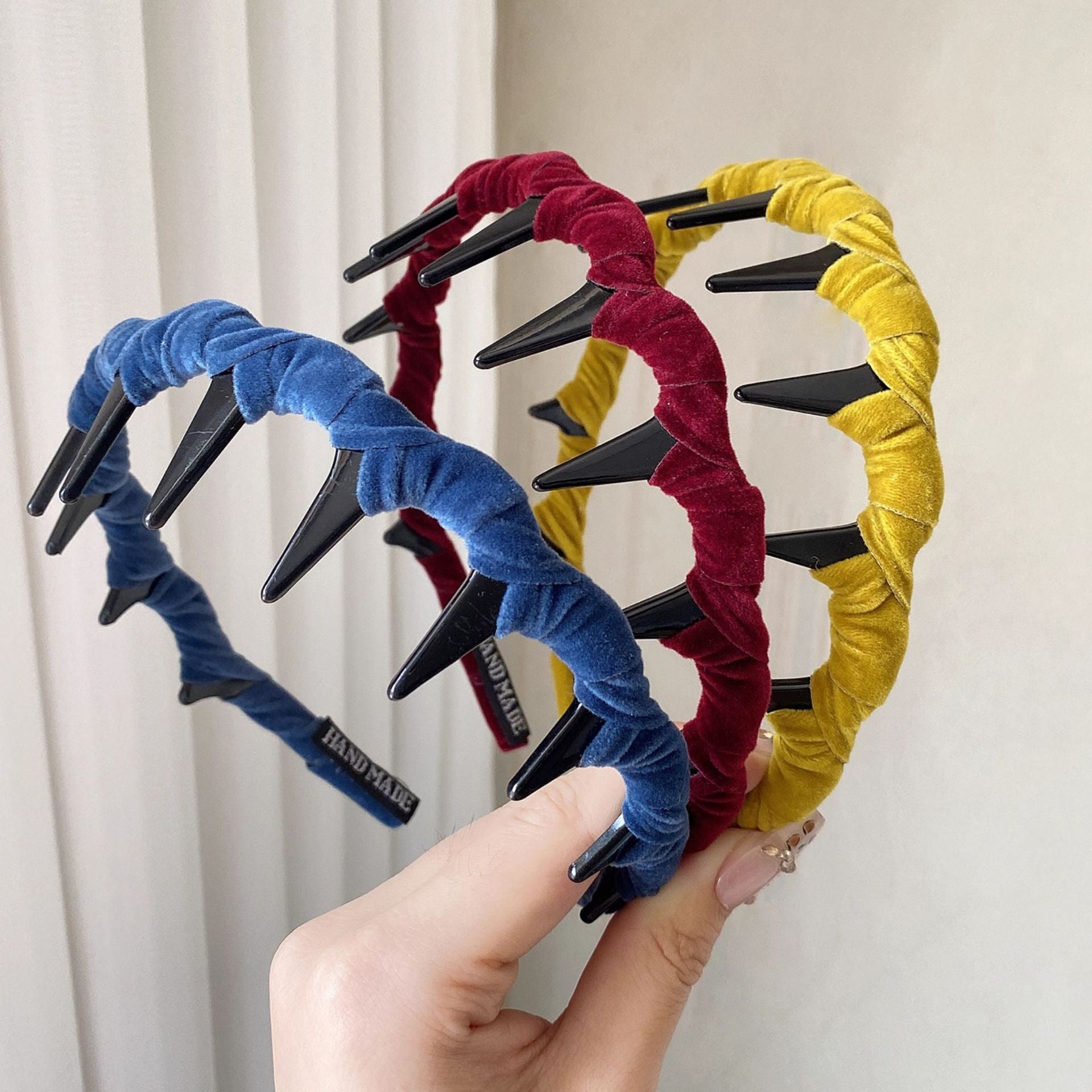 絨面波浪纏繞髮箍－紅色款細節｜https://igowo.tw/