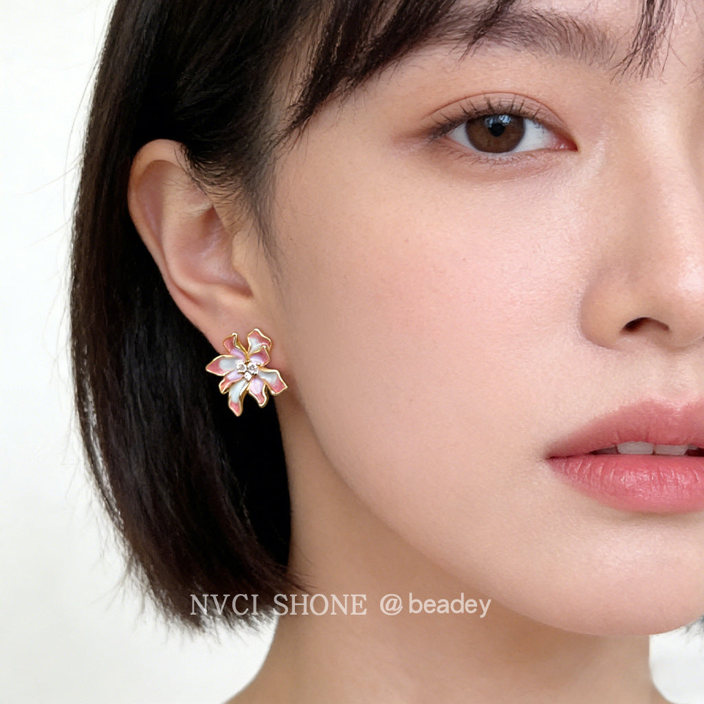彩色琺瑯花朵暈染耳環－原創版權耳夾款實拍｜https://igowo.tw/