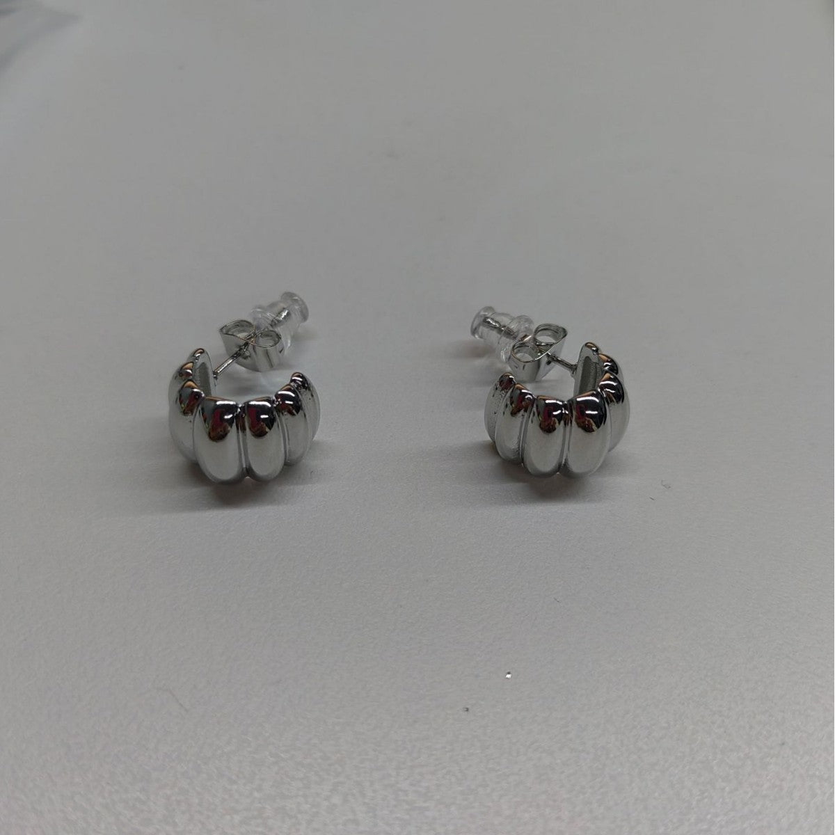 金色C形立體耳環－細節特寫1｜https://igowo.tw/