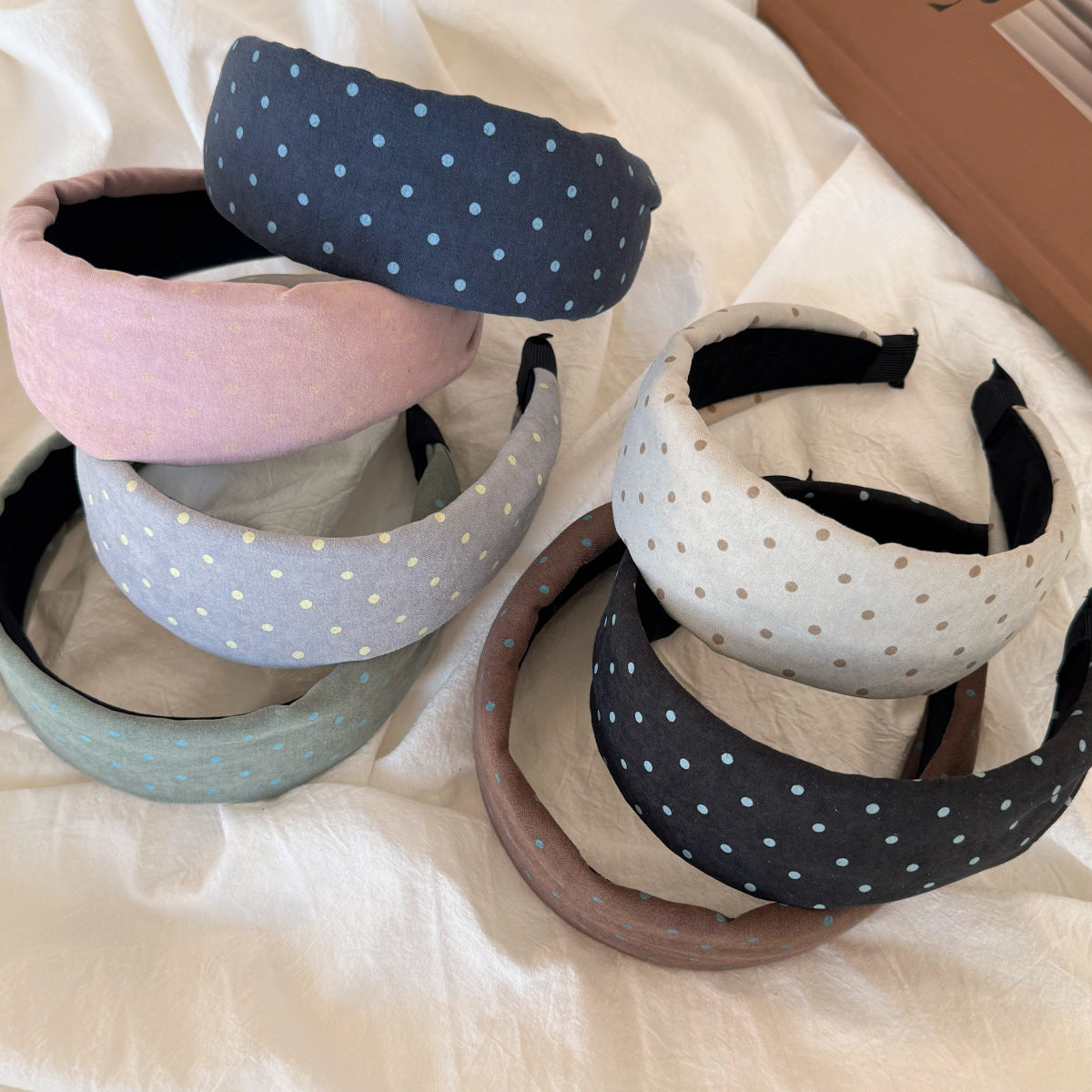 撞色波點寬版復古髮箍－細節特寫1｜https://igowo.tw/