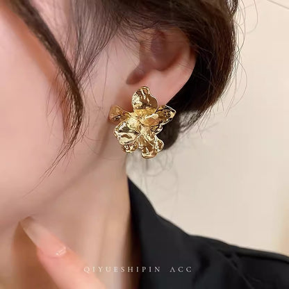 金色金屬花朵誇張耳釘－商品主圖｜https://igowo.tw/