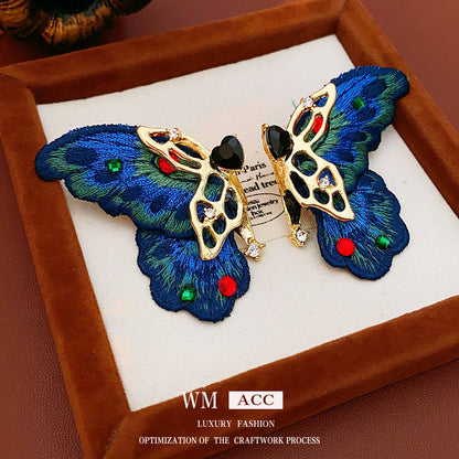 銀針蝴蝶愛心刺繡耳釘－商品主圖｜https://igowo.tw/