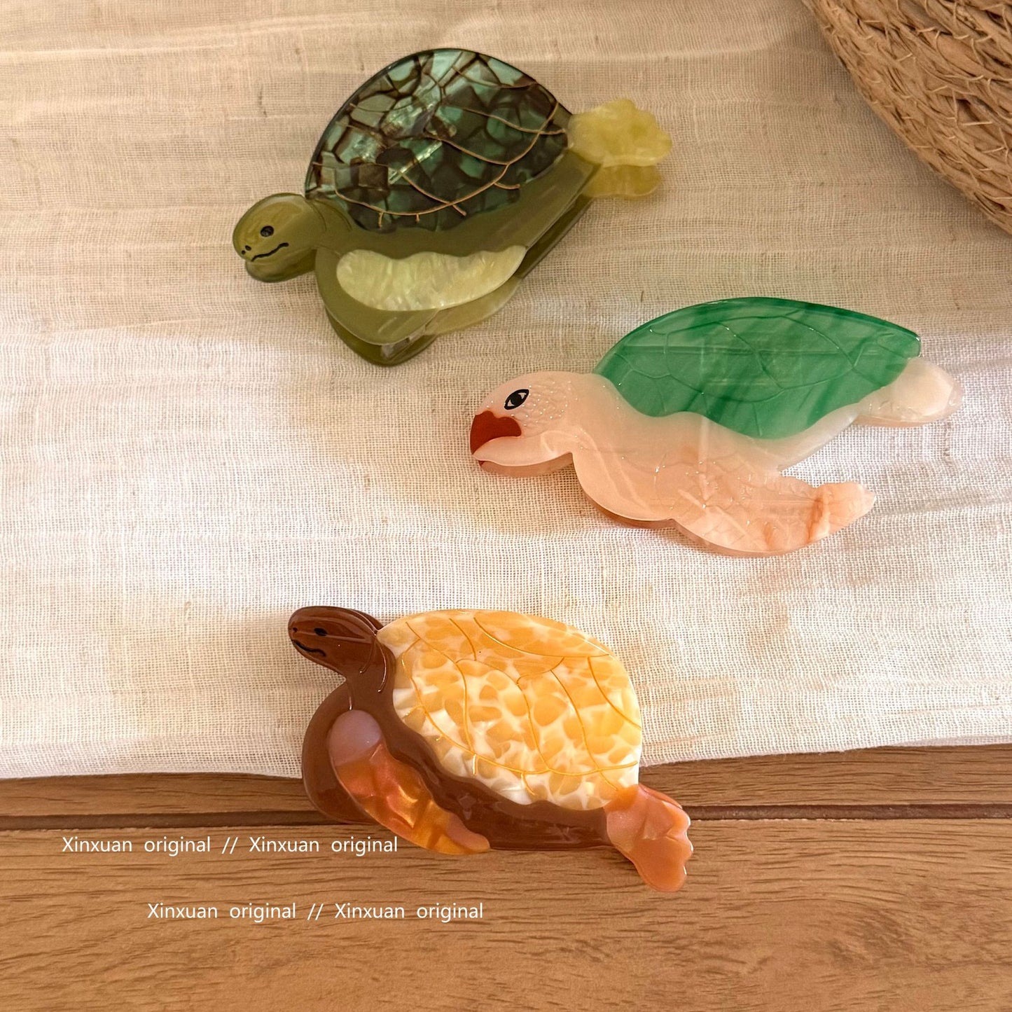 醋酸板材鯊魚夾－淺綠海龜款細節｜https://igowo.tw/