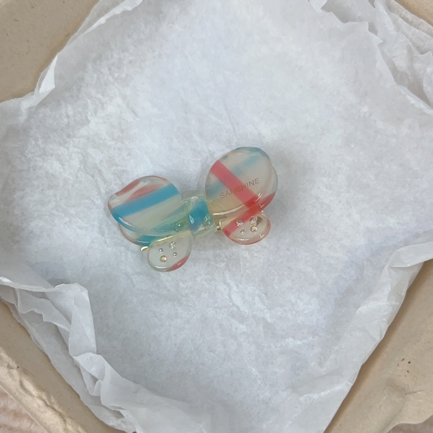 醋酸板材蝴蝶鑲鑽髮夾－湖藍款細節｜https://igowo.tw/
