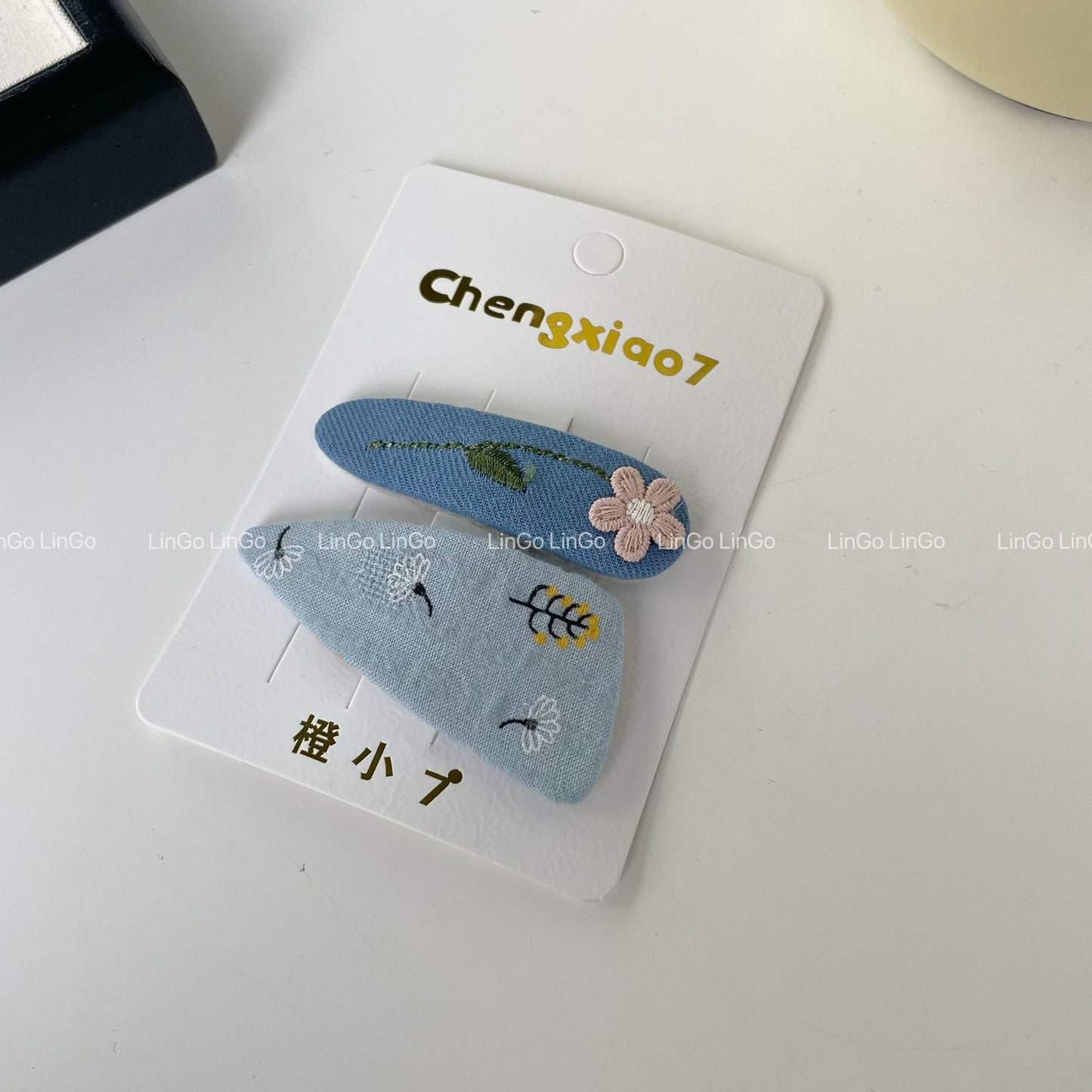 藍色碎花刺繡簡約髮夾－褶皺印花橢圓款細節｜https://igowo.tw/
