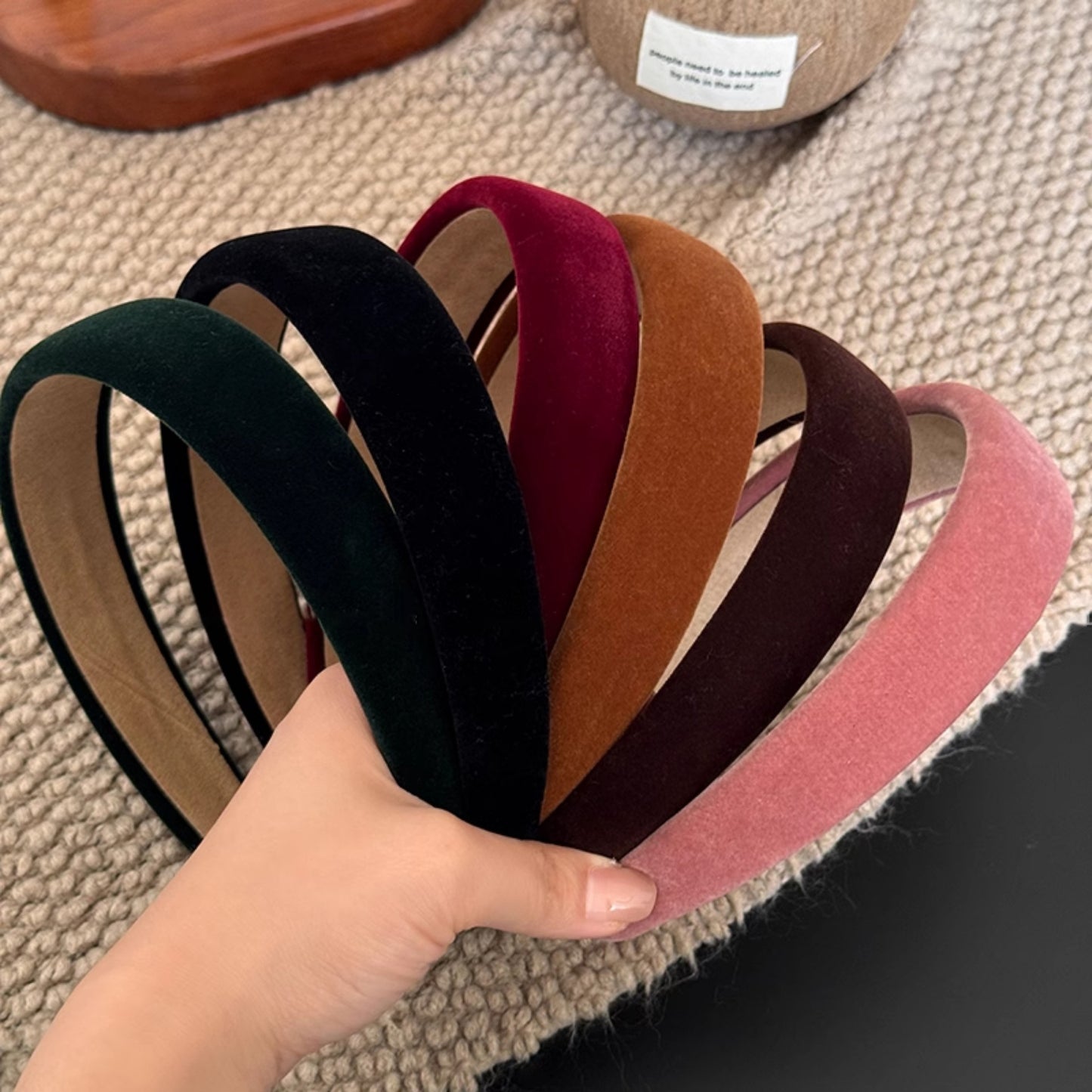 絨面寬版髮箍－深棕款細節｜https://igowo.tw/