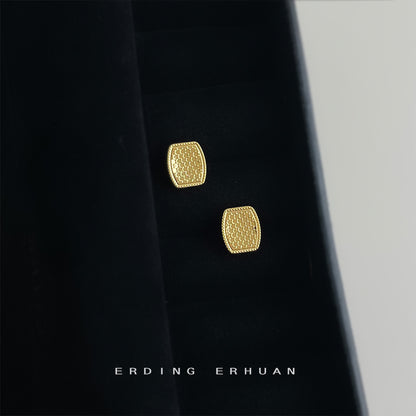 金色銀針耳釘－細節特寫1｜https://igowo.tw/