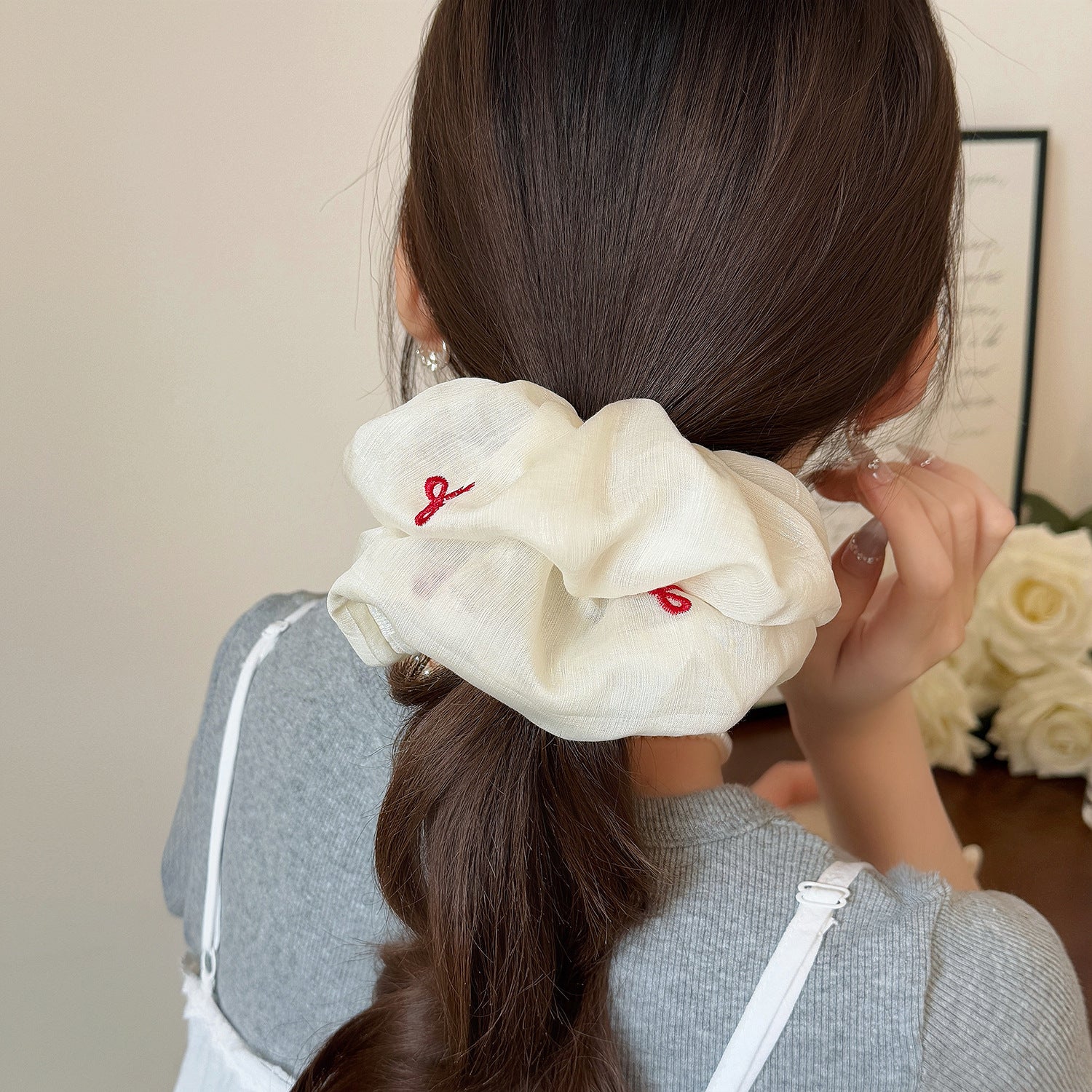 紅色蝴蝶結刺繡髮圈－商品主圖｜https://igowo.tw/