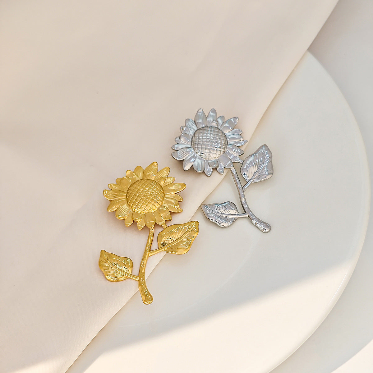 不鏽鋼天使太陽花胸針－Z78/金色款細節｜https://igowo.tw/