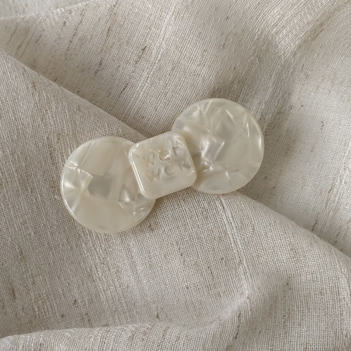 蝴蝶結字母髮夾－中號米白花朵款細節｜https://igowo.tw/