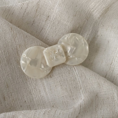 蝴蝶結字母髮夾－中號米白花朵款細節｜https://igowo.tw/