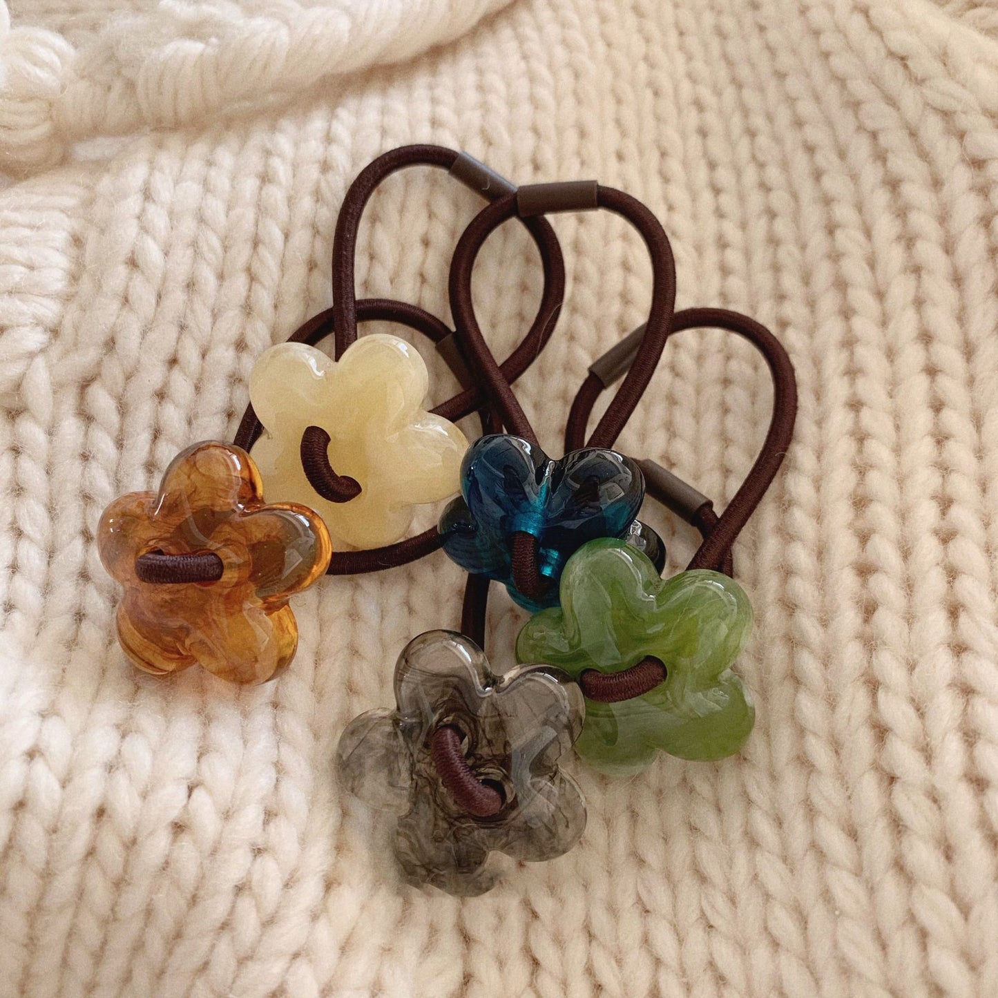 彈力繩花朵簡約髮圈－商品主圖｜https://igowo.tw/