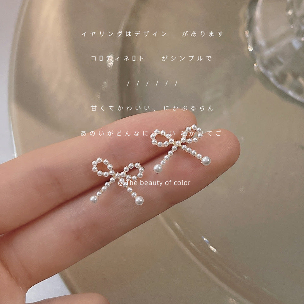 珍珠蝴蝶結小巧耳釘－商品主圖｜https://igowo.tw/