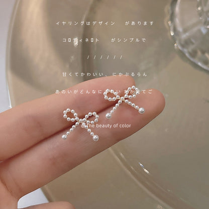 珍珠蝴蝶結小巧耳釘－商品主圖｜https://igowo.tw/