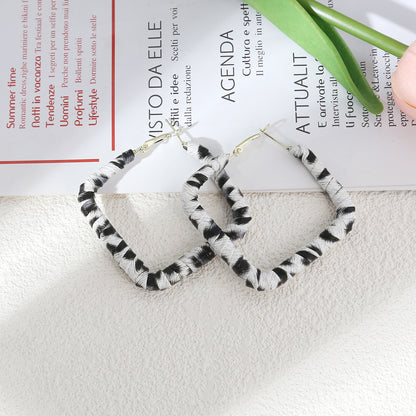 銀針豹紋纏繞耳扣－7/黑白款細節｜https://igowo.tw/