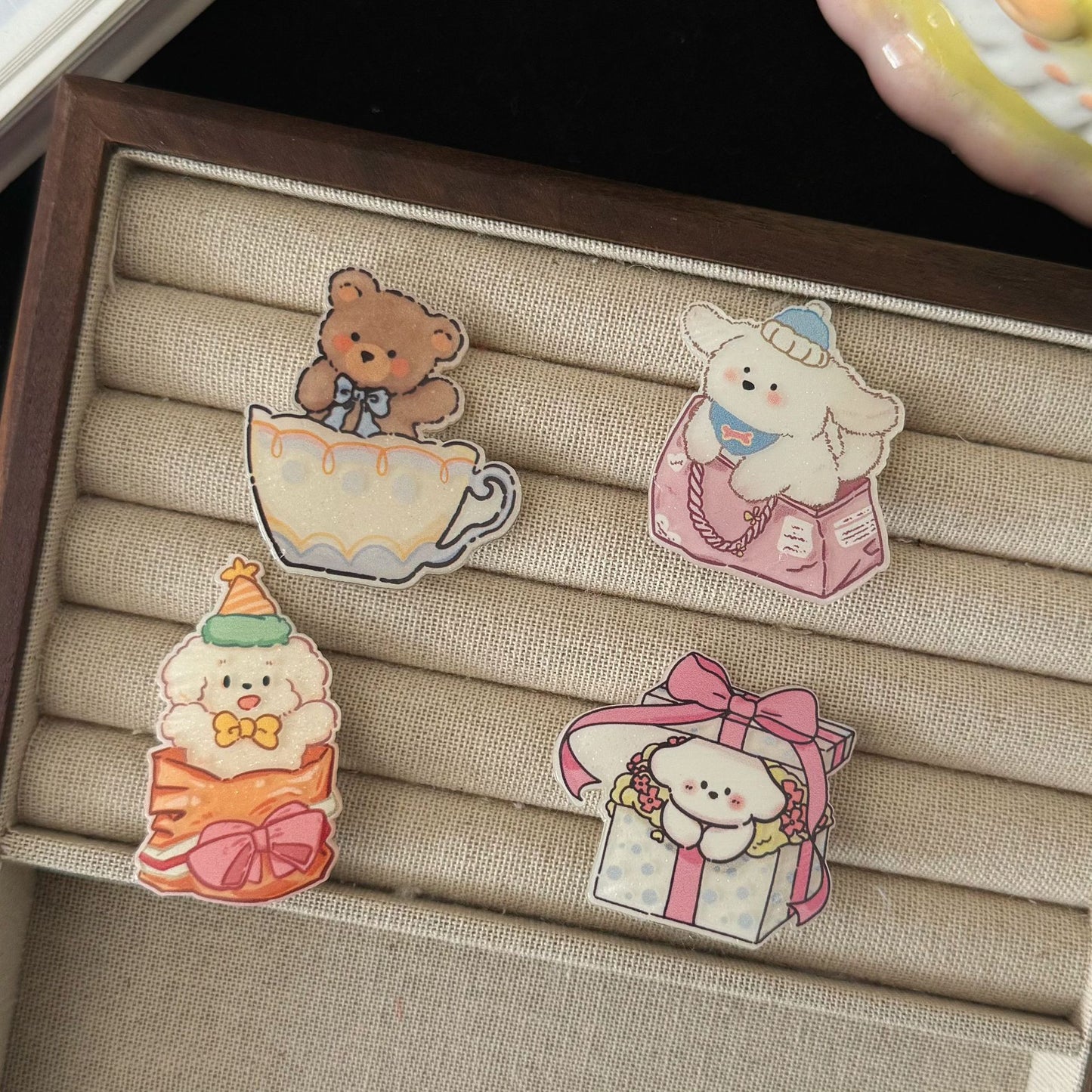 白色壓克力小狗髮夾－商品主圖｜https://igowo.tw/