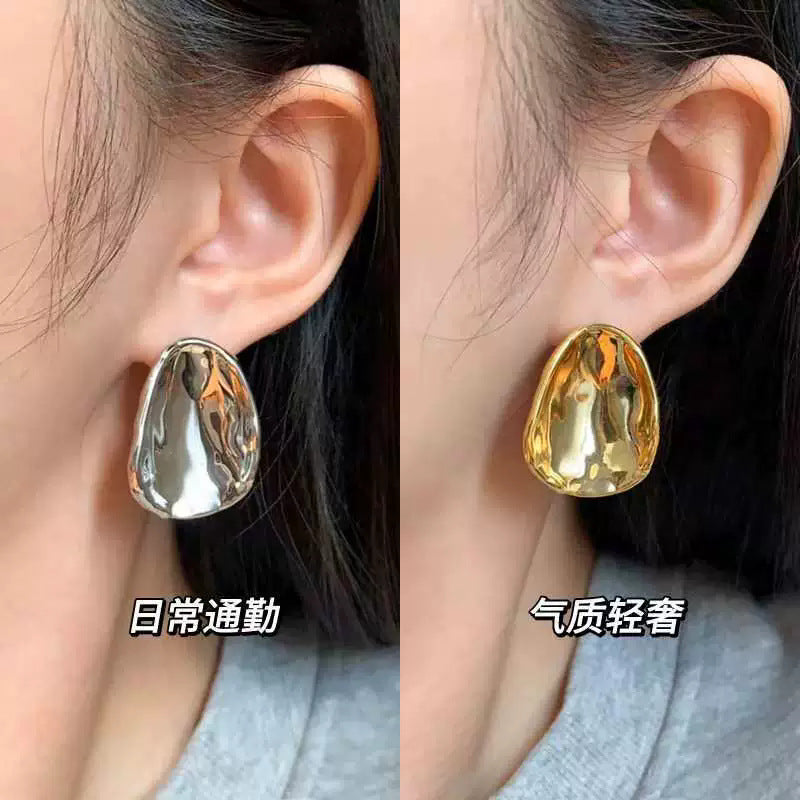 銀色金屬誇張耳環－細節特寫1｜https://igowo.tw/