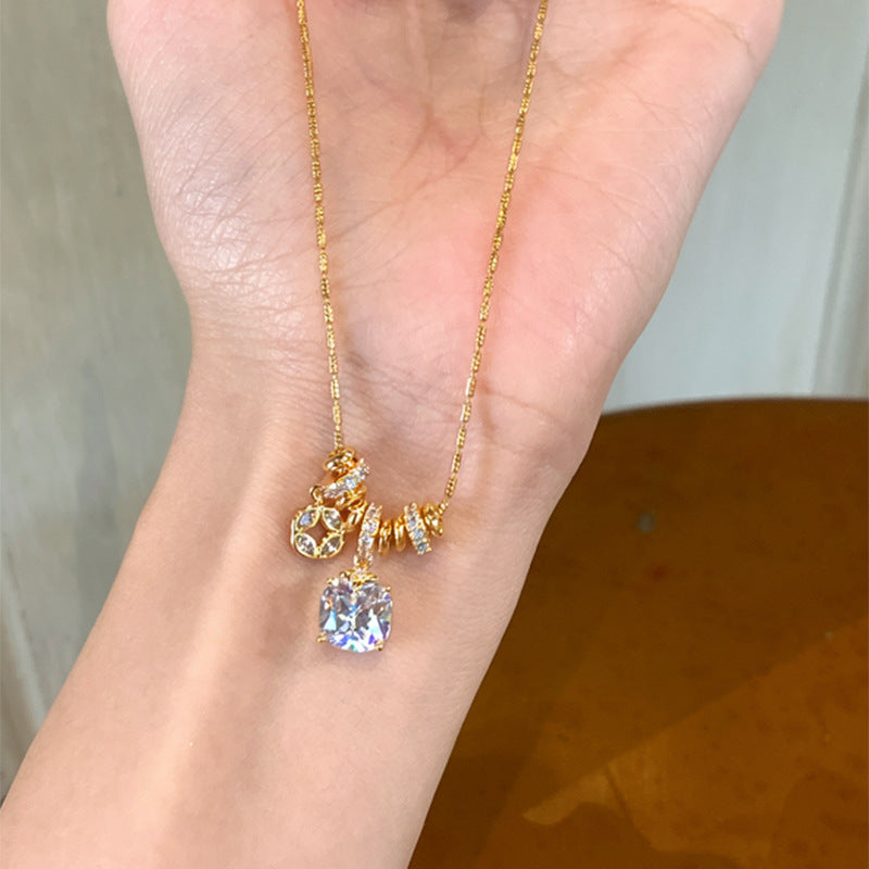 金色鋯石方形墜飾項鍊－商品主圖｜https://igowo.tw/