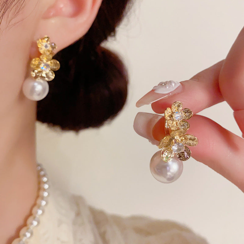 珍珠金屬花朵耳扣－商品主圖｜https://igowo.tw/
