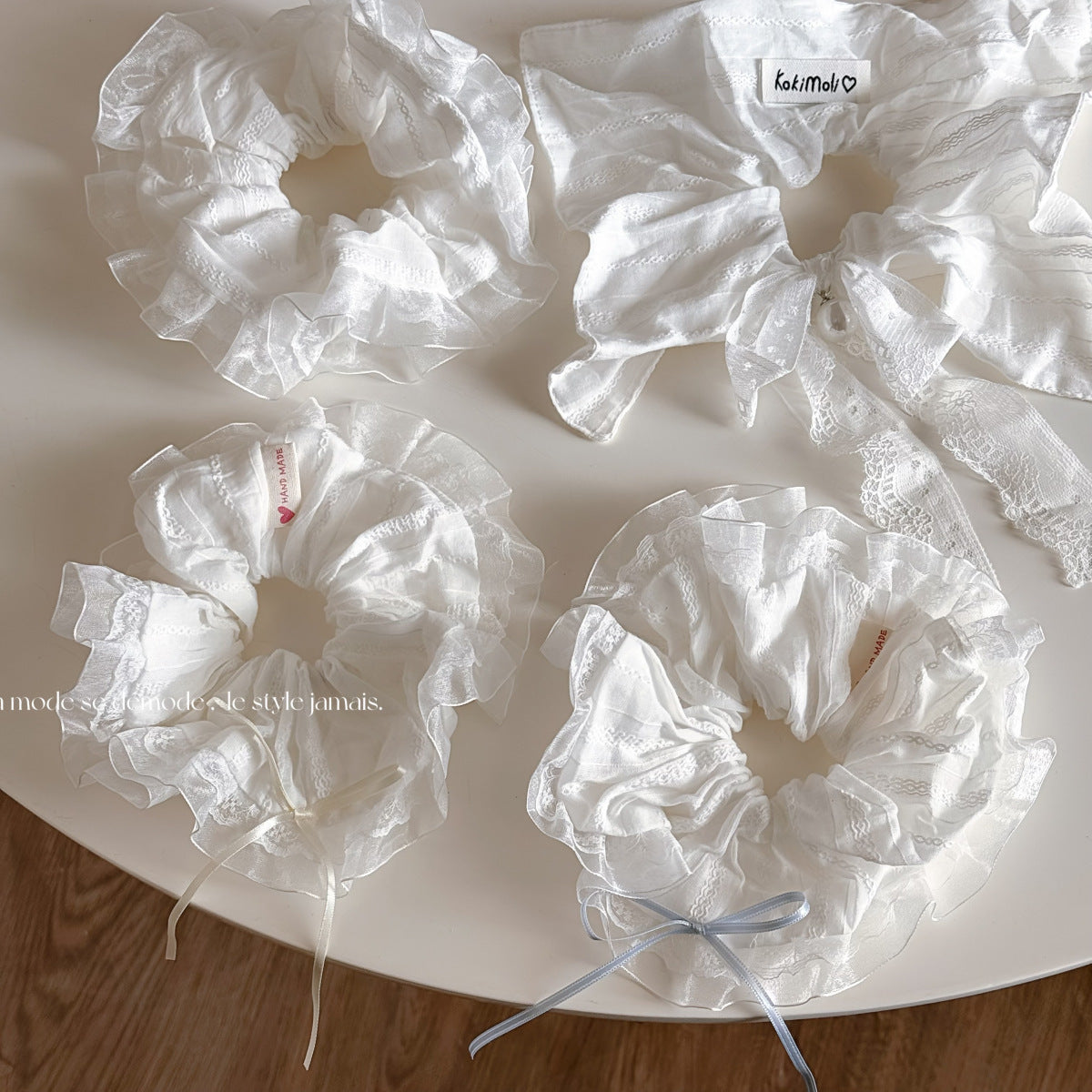 白色蕾絲蝴蝶結髮圈－商品主圖｜https://igowo.tw/