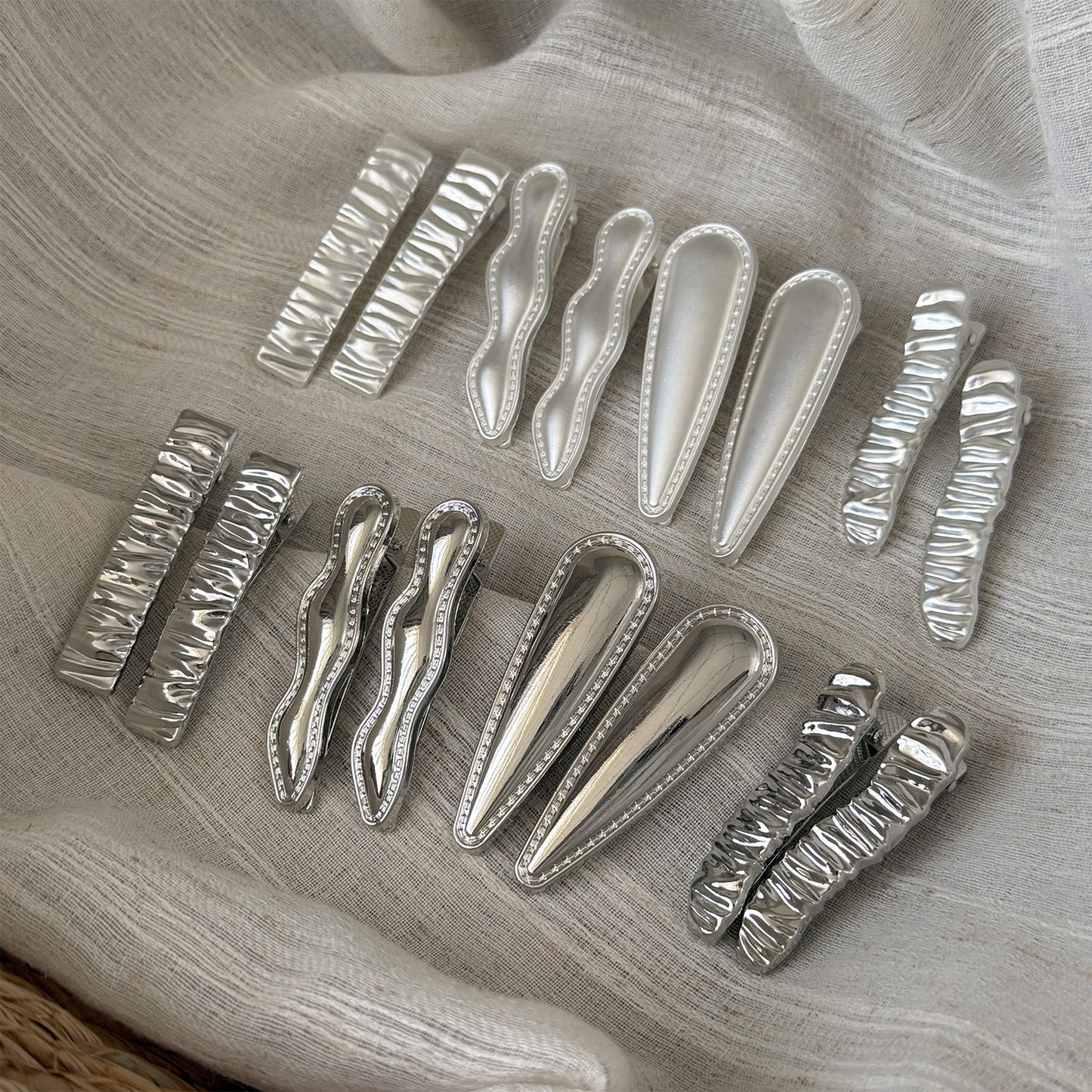 金屬波浪簡約髮夾－商品主圖｜https://igowo.tw/