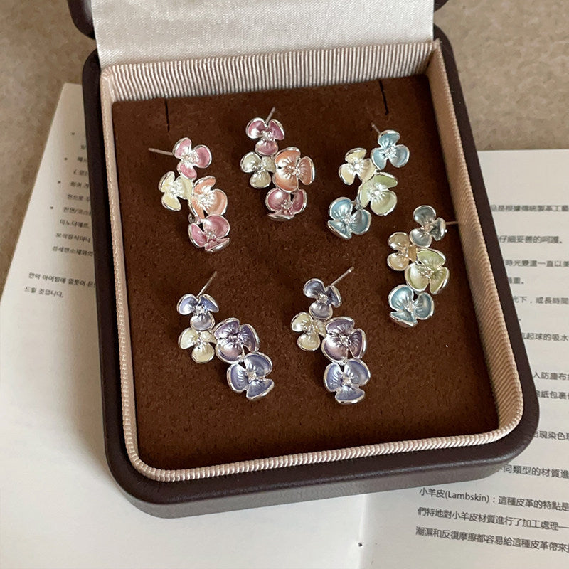 撞色琺瑯花朵耳釘－細節特寫1｜https://igowo.tw/