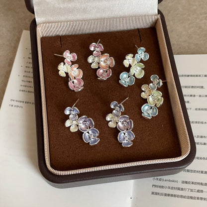 撞色琺瑯花朵耳釘－細節特寫1｜https://igowo.tw/