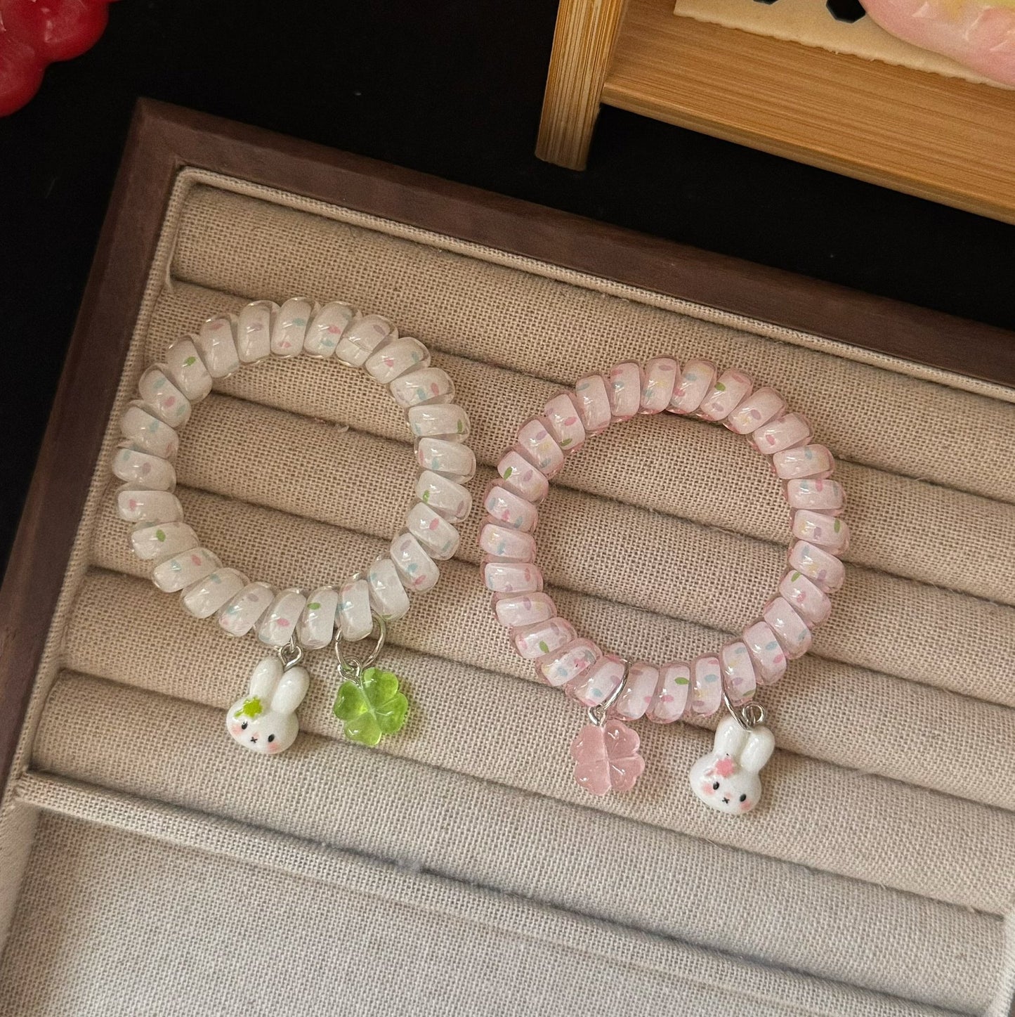粉色兔子花朵髮圈－第二視角實拍｜https://igowo.tw/