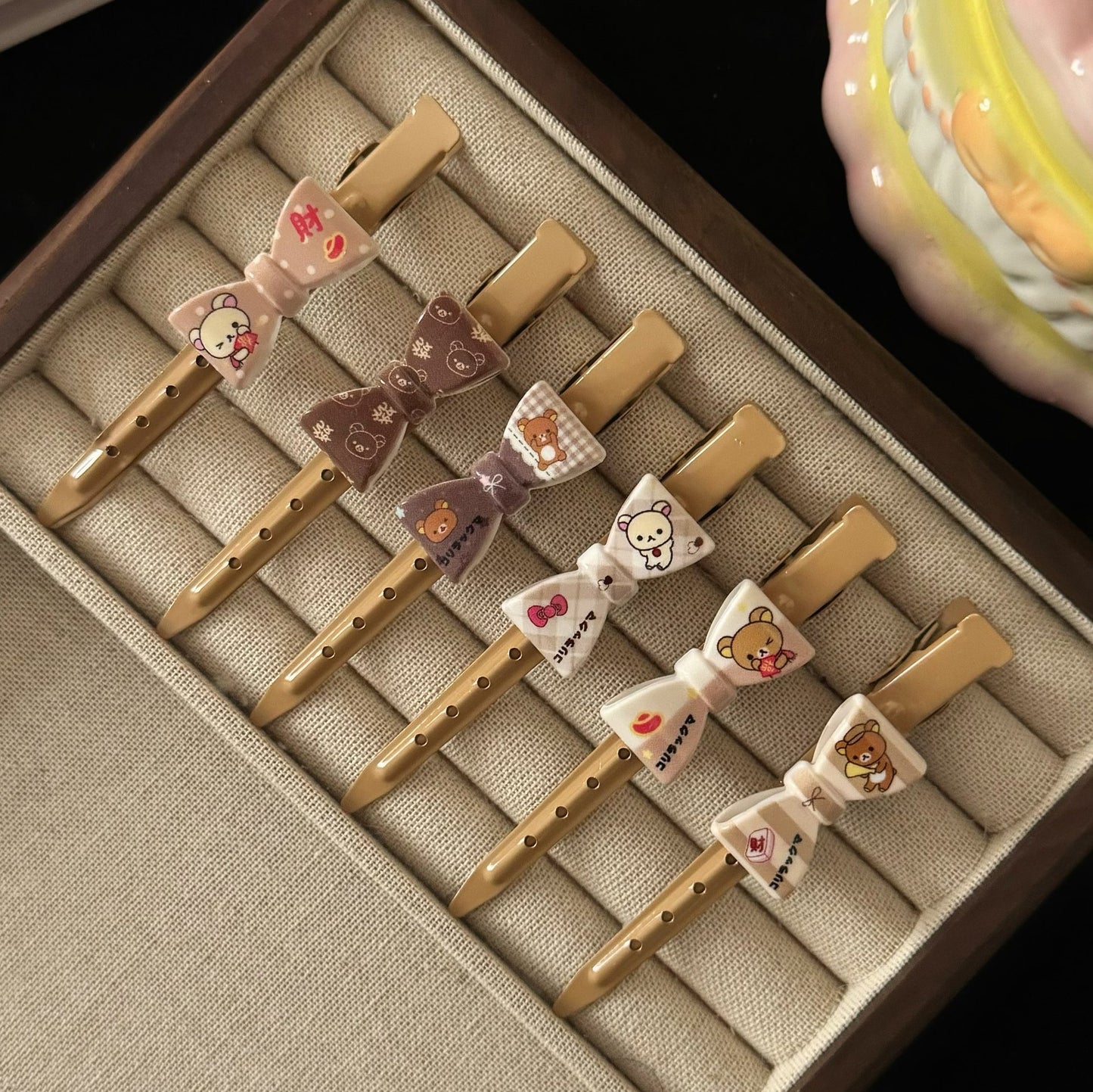 棕色小熊領結髮夾－商品主圖｜https://igowo.tw/