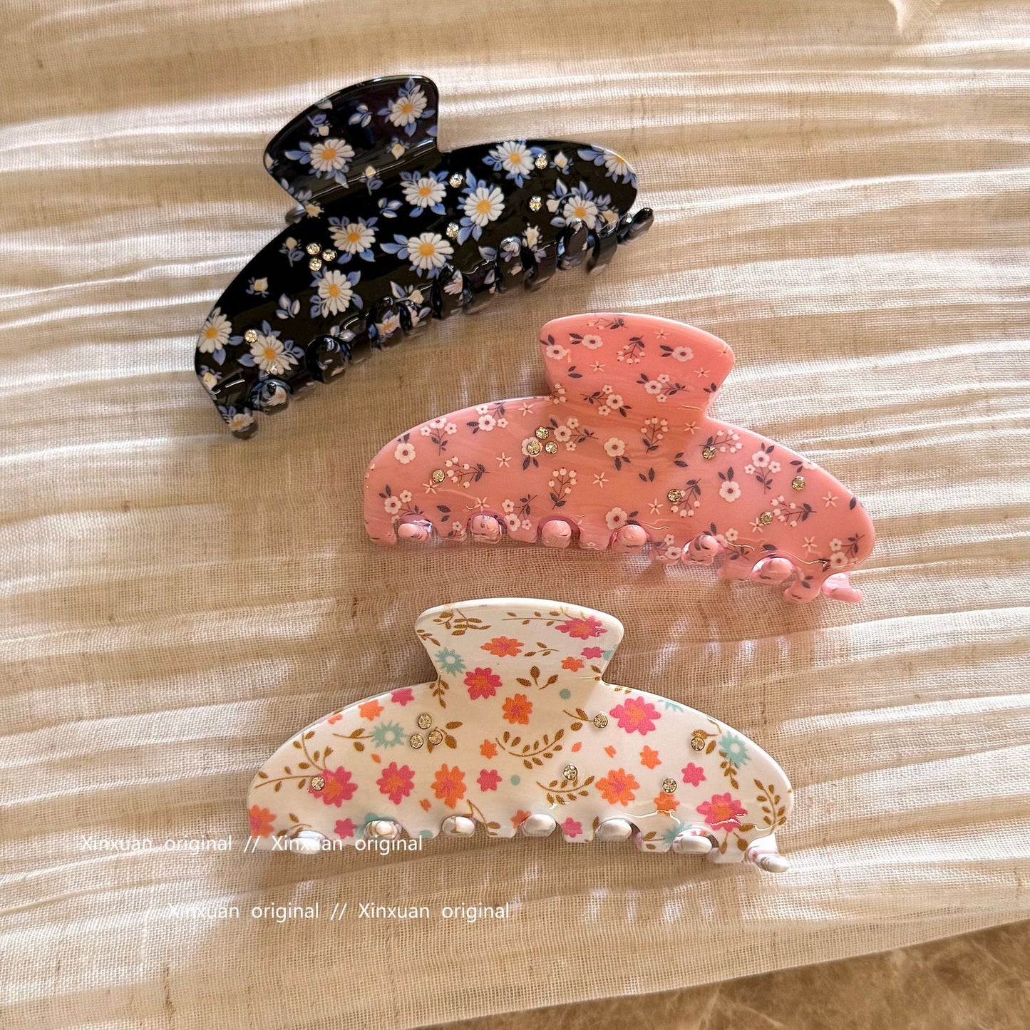 醋酸板材碎花鯊魚夾－大號米白款細節｜https://igowo.tw/