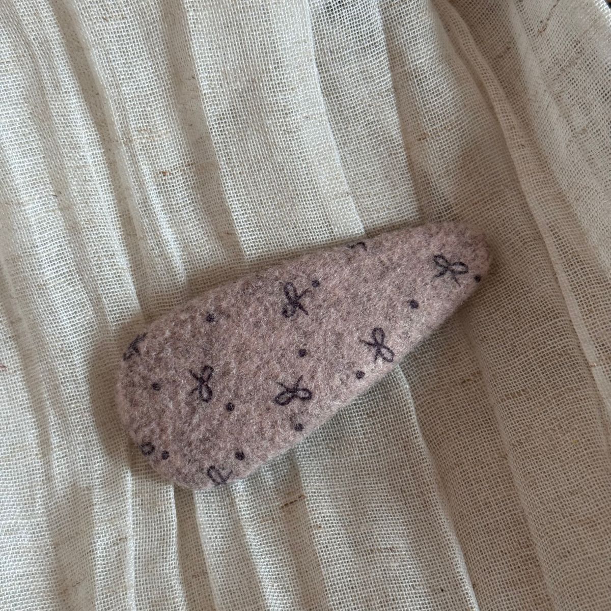 絨面布面蝴蝶結髮夾－細節特寫5｜https://igowo.tw/
