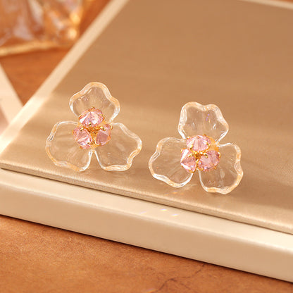 透明鋯石花朵簡約耳釘－細節特寫1｜https://igowo.tw/