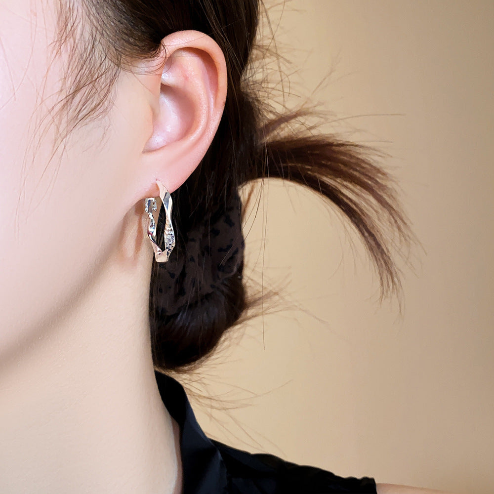 扭紋素圈簡約耳扣－細節特寫1｜https://igowo.tw/