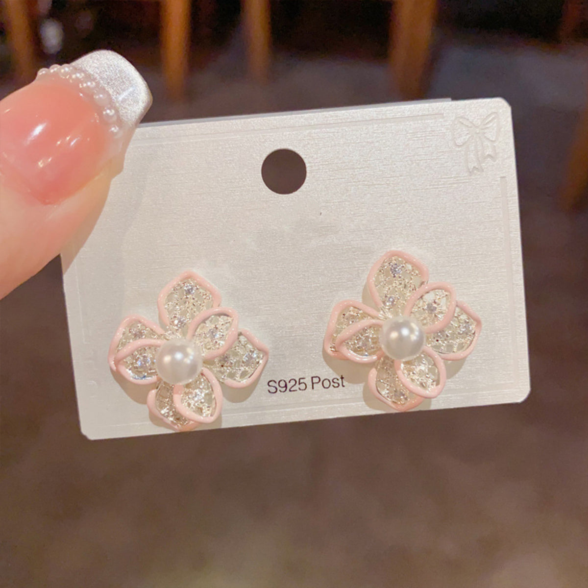 琺瑯珍珠花朵簡約耳釘－藍色款細節1｜https://igowo.tw/