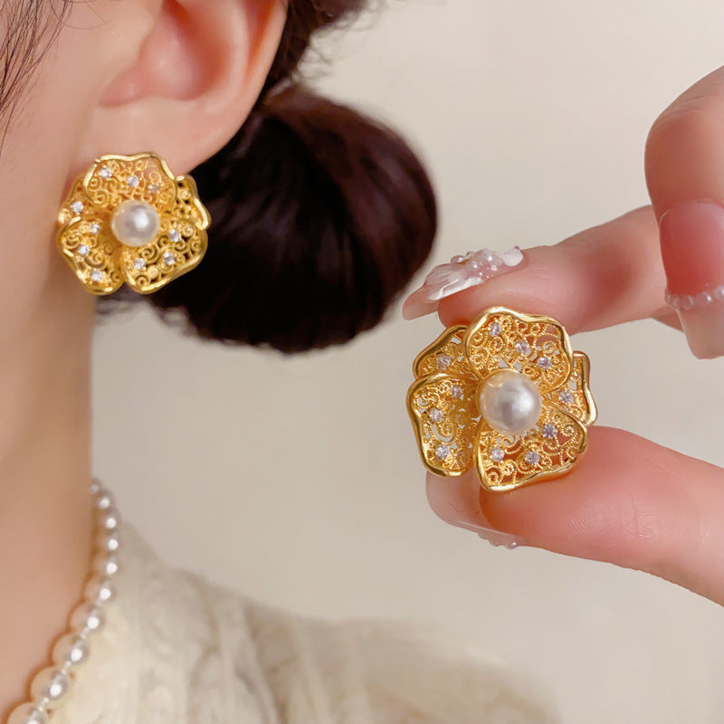 珍珠金屬花朵鏤空耳環－第二視角實拍｜https://igowo.tw/